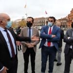 El consejero de Agricultura, Ganadería y Desarrollo Rural, Jesús Julio Carnero, conversa con los presidentes de las diputaciones de Zamora y Valladolid, Francisco José Requejo y Conrado Íscar, en presencia del alcalde de Toro, Tomás del Bien, antes de presentarse el Corredor Agroailmentario "Espacio 602" en Medina del Campo