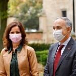 El rector de la Universidad de Valladolid, Antonio Largo Cabrerizo, y la consejera de Empleo e Industria, Ana Carlota Amigo, firman el convenio por el que la Junta se incorpora a la Cátedra de Innovación para el Comercio de la UVa.