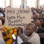 Bamako (Mali), 28/10/2020.- Un musulmán maliense sostiene una pancarta en la que puede leerse "Yo amo a mi Profeta Mahoma", en una reunión de protesta contra las palabras dichas por el Presidente francés Emmanuel Macron sobre las caricaturas de Mahoma.