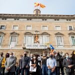 El vicepresidente de la Generalitat en funciones de presidente, Pere Aragonés, la consellera de Presidencia, Meritxell Budó, el vicepresidente de Omnium, Marcel Mauri, la presidenta de ANC, Elisenda Paluzie, y el expresidente catalán Quim Torra, entre otros, en una concentración ante la Generalitat