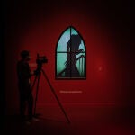 Un espectador contempla una de las obras que componen la exposici?n ?Vampiros. La evoluci?n del mito? durante el d?a de su presentaci?n en Caixaforum, en Barcelona, Catalunya (Espa?a), a 29 de octubre de 2020. La relaci?n entre la criatura y el mundo del arte es el hilo conductor de la muestra.29 OCTUBRE 2020;ARTE;CULTURA;EXPOSICI?NDavid Zorrakino / Europa Press29/10/2020