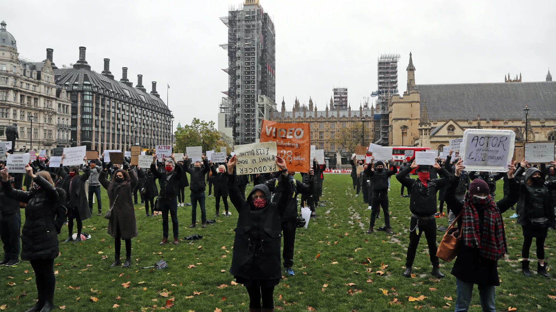 Actores protestan contra las restricciones anti covid frente al Parlamento británico