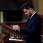 El portavoz de ERC, Gabriel Rufián, durante su intervención en el pleno del Congreso que este jueves debate y vota la prórroga del estado de alarma durante seis meses. EFE/ Zipi