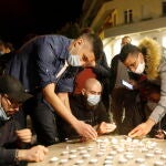 Jóvenes franceses se acercaron ayer a la basílica de Notre Dame para rendir homenaje a las tres personas fallecidas en el brutal atentado con cuchillo