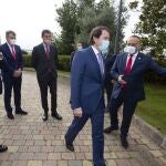 El consejero de Fomento y Medio Ambiente, Juan Carlos Suárez Quiñones; el subdelegado de la Junta en León, Juan Martínez Majo; el consejero de Presidencia de la Junta, Ángel Ibáñez; el presidente de la Junta de Castilla y León, Alfonso Fernández Mañueco; y el presidente del Consejo Comarcal de El Bierzo, Gerardo Álvarez Courel, durante la firma del convenio sobre Cooperación Económica y Desarrollo Competencial de la Comarca de El Bierzo