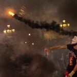 Las protestas anoche en Barcelona por el toque de queda y el cierre de bares y locales acabó en altercados y enfrentamientos con la Policía