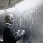 En esta foto de 1992, Nicanor Parra escribe en la pizarra mientras imparte una clase en una escuela de ingeniería en Santiago, Chile.