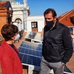 María Sánchez y Óscar Puente (D) en la azotea donde se han instalado las nuevas placas solares