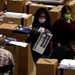 USA5020. SAN JUAN (PUERTO RICO), 30/10/2020.- Personal de colegios electorales prepara las cajas de los votos anticipados este viernes, en el Coliseo Roberto Clemente en San Juan, Puerto Rico. El máximo organismo electoral de Puerto Rico se prepara este viernes, con el voto por correo y el de los hospitalizados ya en marcha, para el sufragio adelantado este sábado y el de los presos el domingo, de cara a las elecciones generales del 3 de noviembre. EFE/Thais Llorca