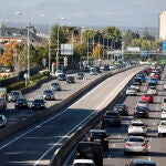 Vehículos circulan por la A6 a la altura del puente ubicado en Ciudad Universitaria, en Madrid (España)