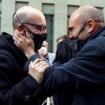 El exconseller de ERC Xavier Vendrell (dcha.) celebra con el empresario Oriol Soler (izda.) su puesta en libertad tras su detención en octubre de 2020