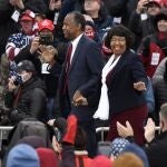 El secretario de Vivienda, Ben Carson, junto a su esposa en uno de los últimos mitines de Donald Trump, en Michigan, sin mascarilla