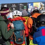 Esquiadores con mascarillas en Verbier