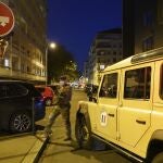 Un soldado francés bloquea el paso de la calle donde un sacerdote griego ortodoxo ha sido disparado cuando cerraba la iglesia.