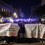Un millar de personas, según fuentes policiales, en Barcelona en contra del desalojo de la Casa Buenos Aires, en Vallvidrera y del desahucio de una familia en Ciutat Meridiana