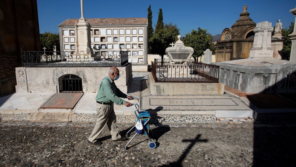 Una persona camina junto a los panteones del Cementerio Histórico de San Miguel de Málaga, inaugurado en 1810 y que está declarado Bien de Interés Cultural