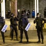 La Policía Nacional y Local desplegó anoche un dispositivo en el centro de Logroño ante nuevos incidentes, que se concretaron en la quema de un contenedor de papel, lo que provocó un intenso humo; y en la identificación de numerosos jóvenes. EFE/ABEL ALONSO