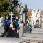 Día de Todos Los Santos en el cementerio de La Almudena en Madrid