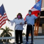 AME5183. BAYAMÓN (PUERTO RICO), 01/11/2020.- El candidato a gobernador de Puerto Rico por el Partido Nuevo Progresista, Pedro Pierluisi (d) y la comisionada residente en Washington Jenniffer González (i), participan hoy en su cierre de campaña en Bayamón (Puerto Rico). Los principales candidatos a las elecciones generales que se celebrarán el próximo 3 de noviembre en Puerto Rico cierran este domingo por el sistema de "autoservicio" o de forma virtual sus campañas, debido a la pandemia. Un total de 2.356.744 electores están llamados a votar el martes para elegir gobernador, representante ante la Cámara estadounidense, alcaldes, Asamblea Legislativa y, en una consulta separada no vinculante, si la isla debe o no ser un estado más de EE.UU. EFE/Thais Llorca