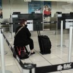 AME5432. SAN JOSÉ (COSTA RICA), 02/11/2020.- Una mujer espera hoy para ser atendida en el Aeropuerto Internacional Juan Santamaría, en San José (Costa Rica). Con la apertura total de sus fronteras aéreas y la aplicación de protocolos sanitarios específicos, Costa Rica comienza una nueva etapa en el marco de la pandemia de la covid-19, en la búsqueda de reactivar el sector turístico, uno de los principales motores de su economía. Luego de 3 meses de una apertura gradual de su frontera aérea, a partir del 1 noviembre no hay más restricciones y Costa Rica recibirá visitantes de cualquier parte del mundo, siempre que cumplan con una serie de requisitos. EFE/Jeffrey Arguedas