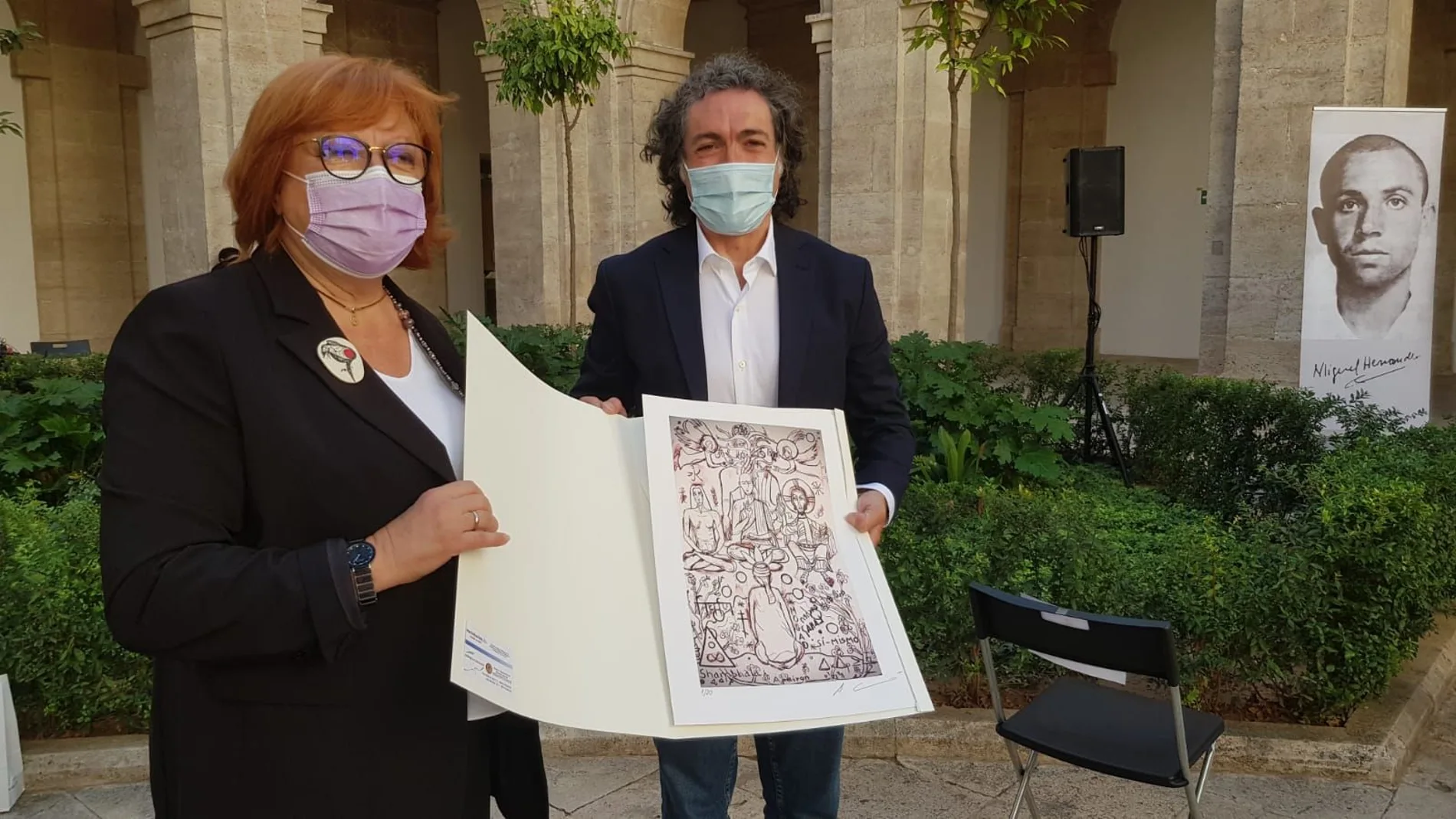 El autor, junto a la delegada del Gobierno, Gloria Calero, durante un acto en homenaje al poeta celebrado en la Delegación del Gobierno