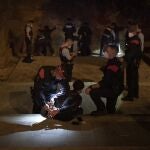 Los Mossos han practicado detenciones en el inicio del toque de queda. (AP Photo/Emilio Morenatti)