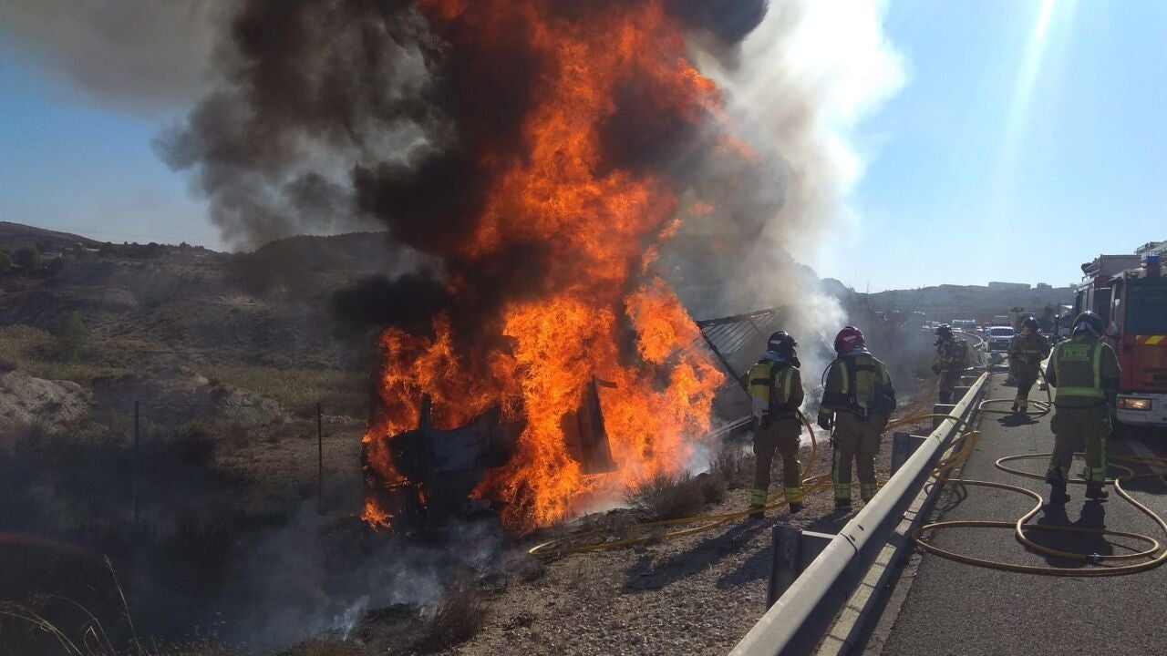 Dos heridos tras chocar un camión contra un vehículo parado en la A-30