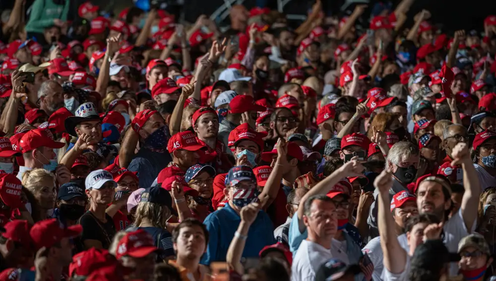 Vista del público durante el acto eletoral del presidente estadounidense Donald Trump celebrado a la media noche de este domingo en el Aeropuerto de Opa-locka