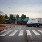 Un autobús de la Guardia Civil circula por el recinto del Centro Penitenciario Madrid IV Navalcarnero, en Navalcarnero, Madrid, (España), a 3 de noviembre de 2020. El centro penitenciario estuvo en el punto de mira el pasado mes de septiembre tras registrar el positivo en Covid-19 de al menos 16 trabajadores que, según el estudio de contactos, pudo tener su origen en una comida de despedida a empleados en prácticas que se celebró el pasado 18 de septiembre en la cafetería del recinto penitenciario.03 NOVIEMBRE 2020;COVID19;NAVALCARNERO;CARCELRicardo Rubio / Europa Press03/11/2020