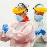 Dos enfermeras realizan pruebas PCR en Castilla y León