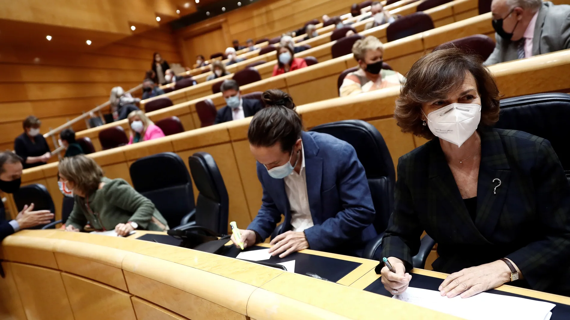 La vicepresidenta del gobierno Carmen Calvo y el vicepresidente Pablo Iglesias, hoy martes durante la sesión de control al Gobierno