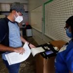 Una persona vota en San Juan (Puerto Rico)