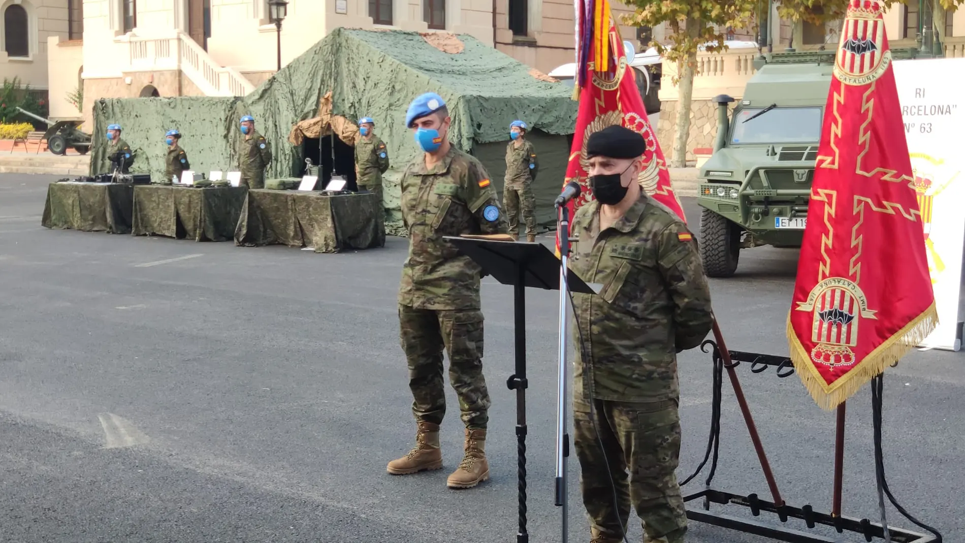 El coronel Martínez Ávila, jefe del Regimiento "Barcelona" 63, durante el acto de despedida del contingente