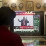 Un ciudadano de Bombay sigue las noticias sobre las Elecciones en Estados Unidos 2020
