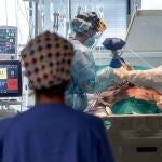 Médicos atienden a un paciente crítico de covid en un hospital valenciano