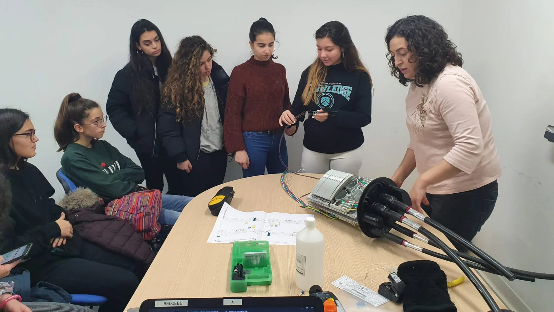 Jóvenes participantes en un taller dentro del programa Talent Girl que llega este año a todas las provincias de la Comunidad
