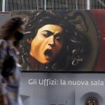 Un transeúnte pase junto a la Galería de los Uffizi en Florencia
