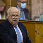 El consejero de Salud y Familias, Jesús Aguirre, durante una comparecencia en el Parlamento de Andalucía