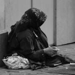 Una mujer pidiendo en la calle