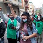 El movimiento por la vivienda de Cataluña, que entre otros incluye a la PAH y al Sindicato de Inquilinos, mostró el miércoles, en un acto celebrado en Barcelona, sus "dudas" sobre el nuevo decreto ley anti desahucios aprobado por el Govern e instó al ejecutivo a sancionar a los grandes propietarios que incumplen la norma.