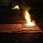 Varias personas queman la bandera de EE UU frente al Palacio de Justicia de Portland, en Oregón