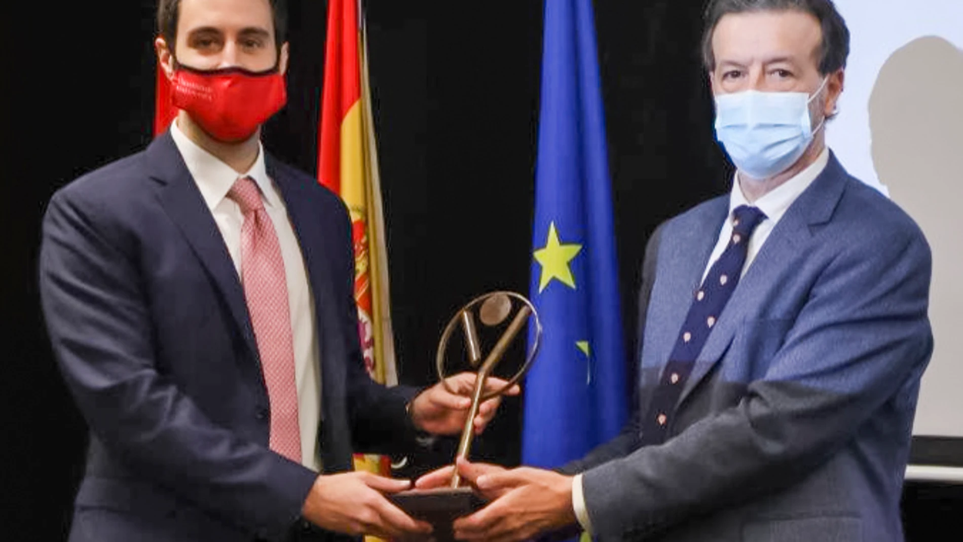 Javier Ignacio Muñoz, del Centro de Investigación del Cáncer de Salamanca, galardonado por contribuir al conocimiento en el ámbito de la Inmunología, recibe el premio de manos de Luis Álvarez Vallina