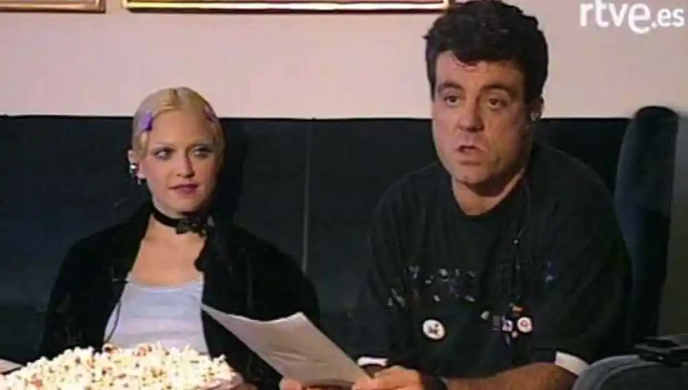 Millán Salcedo, de Martes y Trece, junto a Madonna, que sostiene una bandeja de palomitas