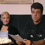 Millán Salcedo, de Martes y Trece, junto a Madonna, que sostiene una bandeja de palomitas