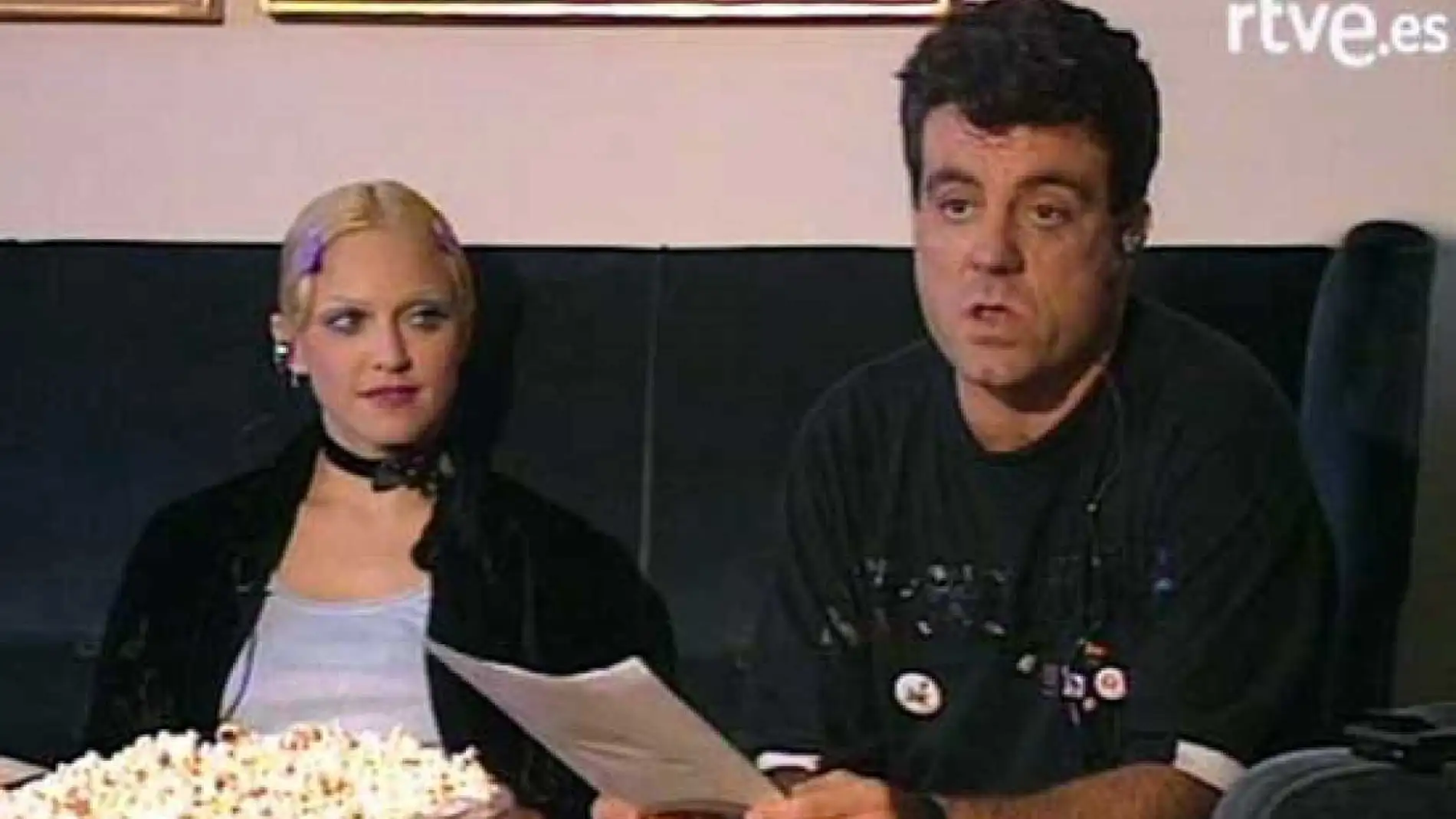 Millán Salcedo, de Martes y Trece, junto a Madonna, que sostiene una bandeja de palomitas