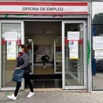 Una mujer sale de una oficina de empleo