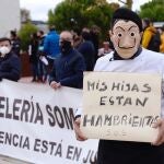 Un cocinero sostiene una pancarta con el lema ”Mis hijas están hambrientas en una de las concentraciones realizadas en esta pandemia