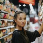 En la imagen, una mujer en el supermercado | Fuente: Joshua Rawson