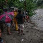04 November 2020, Honduras, San Pedro Sula: Residents of a shanty village on the Rio Blanco riverbanks watch the overflowing water after the winds and rains brought by the category 4 Hurricane Eta. Photo: Seth Sidney Berry/SOPA Images via ZUMA Wire/dpaSeth Sidney Berry/SOPA Images vi / DPA04/11/2020 ONLY FOR USE IN SPAIN