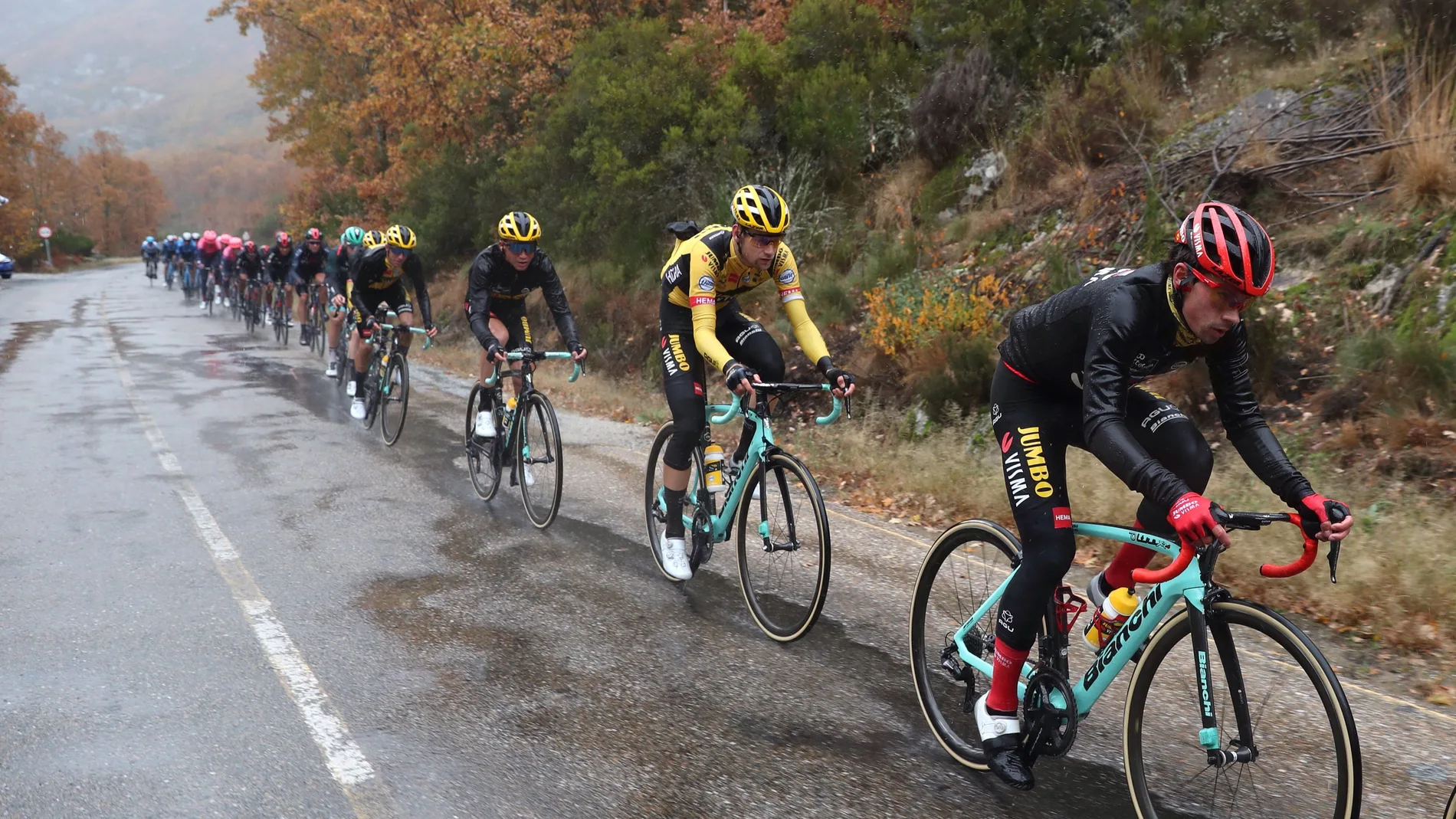 Roglic se enfrenta a la penúltima prueba para mantener el maillot rojo